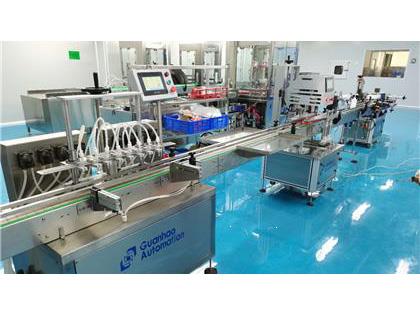 灌裝機(jī)，旋蓋機(jī)，貼標(biāo)機(jī)，生產(chǎn)車間安裝完成